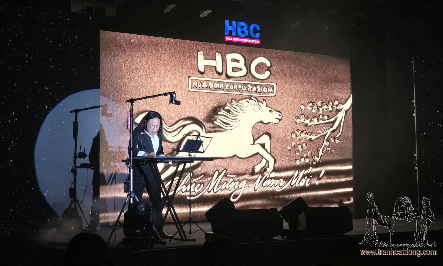 Vẽ biểu diễn tranh cát HBC 25 năm Vươn tầm